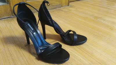 超级喜欢!!!这么便宜质量却完全没有打折!!!这么高的跟穿的也挺稳的,鞋面是哑光皮质的,看着高级,而且款式很正唉,穿着脚型很漂亮,这双鞋我不允许有人不买!!! 超级喜欢!!!这么便宜质量却完全没有打折!!!这么高的跟穿的也挺稳的,鞋面是哑光皮质的,看着高级,而且款式很正唉,穿着脚型很漂亮,这双鞋我不允许有人不买!!!