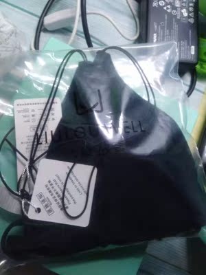 衣服收到啦，质量还是很好的，纯棉，我买了客服推荐的码数，试了一下刚合适，所以买的时候还是要听听客服的建议的，我害怕质量不过关还买了运费险，所以不确定的喜不喜欢的也可以买。有一点点小不开心是盒子压坏了一点，不过不影响衣服，客服态度也很好，值得推荐购买