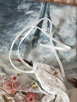 宝贝面料真的太赞了，薄薄的一层，在网纱上面刺绣的，穿起来半透明，若隐若现的，设计也很赞，穿戴非常方便，老公说太风骚了很好看