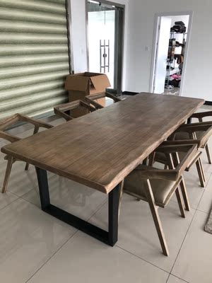 桌子很不错。 桌子很不错。