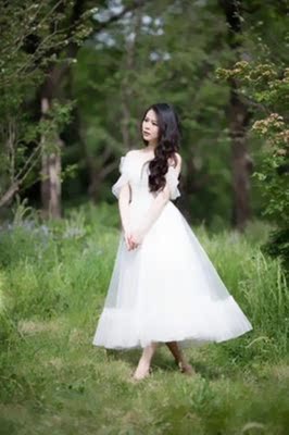 快递到的真及时，客服一直很耐心帮我催，都怪自己想省钱没听客服的发顺丰，还好赶上了，这两天就要拍婚纱照了。老公给我买的抹胸的婚纱，所以化妆师让我买个胸贴，婚纱店里的太贵了，所以我就自己在网上买了。看了好多家便宜点的，可是都不敢买，毕竟结婚嘛，万一出点差错粘不住就不好了，就选了家贵点的，带了一天，外景又累又热，拿下来的时候胸部全是汗，居然都没有掉下来，真的要谢谢老板，产品很良心！