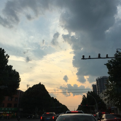 东西收到以后马上查看，发现与图片描述一致，超级喜欢，卖家发货速度很快，服务也很到位，在天猫淘宝上买东西，都是系统自动好评，花了有好多好多钱，后来才知道淘宝评论得积分可以涨淘气值时，才知道评论的重要性，所以以后无论买什么东西，我都先把这段话复制粘贴下来，然后再写宝贝评论，没错，评论80个字以上就可以获得50个积分。