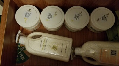 这个身体乳用起来比较方便了，容易推开，很好吸收，我那个价格比较优惠很开心！