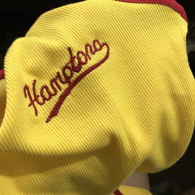 衣服质量不错，颜色也好看。不枉我等了一个星期才发货。