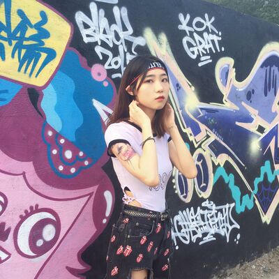 喜欢了好久的衣服终于买了 一直想尝试欧美风！这个侧面镂空太特别了  以后要买很多欧美风的衣服啦～会回购