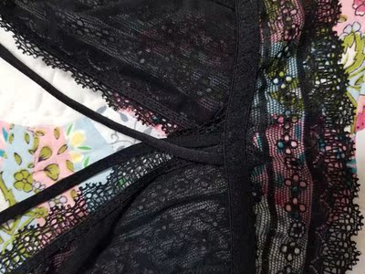 内裤倒是比内衣舒服&hellip;内衣中间的两根绳位置偏了，导致穿的时候总有一侧位置不对，仔细看其中一根好像有重新缝过的痕迹&hellip;&hellip;