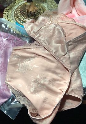 之前就买了他家的内裤,特别的好,应该不是纯棉的,但是穿着舒服,以前买的面料会觉得太有弹性要么太过去松垮,不亲肤。今天是三十,祝大家新春快乐!!他家号码大,建议买小一号 之前就买了他家的内裤,特别的好,应该不是纯棉的,但是穿着舒服,以前买的面料会觉得太有弹性要么太过去松垮,不亲肤。今天是三十,祝大家新春快乐!!他家号码大,建议买小一号