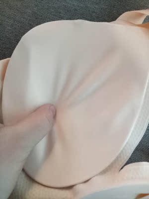 内衣很好穿，我买了一件这个，还买了一件有钢圈的，这个内衣很贴服耶，好穿，只有下面一点是厚的，上面都是薄的，透气，最近很流行穿这种内衣，所以我也买了一个，穿着真心不错，可以考虑再买两个。