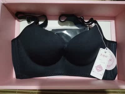 选了一套黑色的，上身效果挺好的，比较性感，大小刚好合适，尺码标准。布料舒适，透气性好，一直都喜欢穿无钢圈内衣，打算再买一套！客服态度好，物流快，点个赞👍