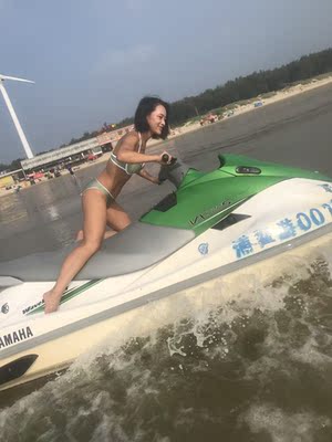 泳衣很好看。个人觉得型特别好。布料看起来也很高档。特别是我美黑后，穿起来感觉很酷。好评好评好评。买来参加沙滩小姐秀的。