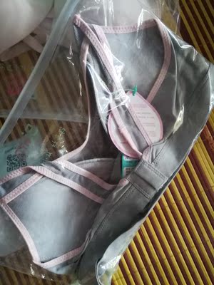 宝贝很好，舒服～包装也很ok，但是对于穷学生一个的我来说就是有点小贵。😂😂😂