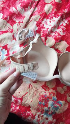 宝贝收到了，包装完好无损，质量做工都不错，摸着也很舒服，肩带还有扣的都比较窄。夏天也不会热，很喜欢