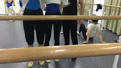 颜色和图片上有差异，其它同学都选的那个颜色，就我家女儿的颜色不一样，好尴尬，想换也来不及了，差评！！！