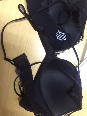 不知道怎么形容，我不该为了好评返现然后早早的收获，后悔，内衣穿了一次然后带子就彻底坏了，找客服，客服一直说不给退，质量问题还不给退？后来换了个客服说可以商量，让我自己去修，新内衣就要修，很烦，修回来找她又一直不回，到晚上才回，购物体验可以说是零分了，不知道是我运气不好还是怎么回事，反正挺难受的，最后给了我8元修理费。我真的不给差评，但是这个我真想给