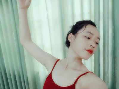 布料非常满意，值这个价，很不错，还送了胸垫，衣服没有色差     穿着做形体训练时也没有紧绷感 很舒适    课很多   这件战袍你值得拥有