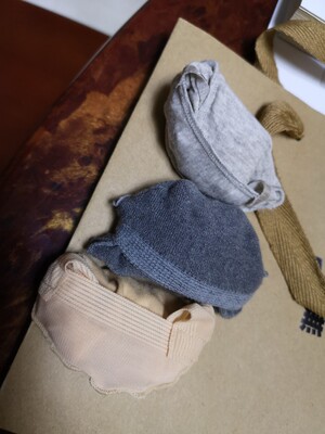 为了穿小皮鞋买了隐形袜，希望不会露出来。买内衣爱上了买无钢圈的，但是貌似有点买小了。