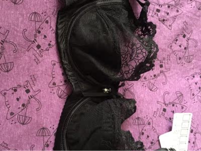 喜欢这种薄款的，穿上显胸小，舒服，不紧绷，决定以后都买这家了，黑色这款很性感。活动价很划算。