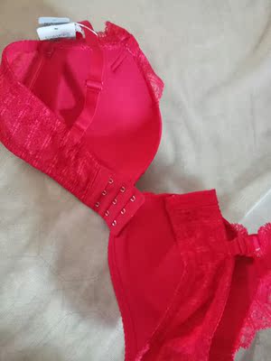 内衣好漂亮没有色差！聚拢效果很好，没有胸器，选的厚杯，非常适合，穿上一点也不勒，很舒服，网购过最好穿的内衣了，以后有需要再回购！好评！内衣好漂亮没有色差！聚拢效果很好，没有胸器，选的厚杯，非常适合，穿上一点也不勒，很舒服，网购过最好穿的内衣了，以后有需要再回购！好评！