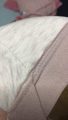 设计很不错，下围的交叉设计让无钢圈的内衣不会移位，舒适好穿。 但做工部分还需改进，内外内衣的价格已经接近专柜品了，但细节做工还不行，罩杯内侧敲边的都是明线，穿上很快就有印痕。我看了下我其他的文胸，缝线都是做在里面的，或者缝线处内陷，不会接触皮肤。 希望内外能越做越好，为喜欢舒适的姑娘提供更多选择。