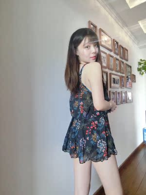 这个颜色好美哦！三件套的款式可以性感可以可爱！罩衫太重要了 不会在海边羞羞的尴尬啦～男票说很适合我 过一阵度假会穿的