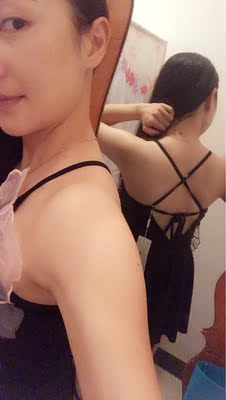 太好看啦，小胸前面没料只能露背啦，哈哈