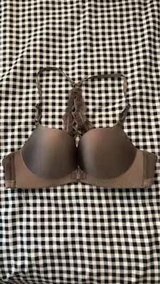 真的很棒！这款内衣穿着很舒服，一点都不磨皮肤，出了汗也不粘腻，舒服贴身也不闷胸垫，弹力比较大透气效果也很棒，也干的非常快。穿上没有束缚感，非常舒服感觉超舒服，洗了也不腿色，很放心，真实评价。 服务周到，耐心