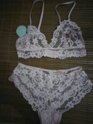 必须好评,收藏店铺好久,没有穿过这种内衣, 趁着活动买来试试,超薄,穿着舒服,就是会露点,害羞。灯光下拍的,实物和卖家的图一样,粉粉的,超级好看。 必须好评,收藏店铺好久,没有穿过这种内衣, 趁着活动买来试试,超薄,穿着舒服,就是会露点,害羞。灯光下拍的,实物和卖家的图一样,粉粉的,超级好看。