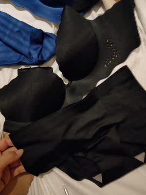 喜欢这种简单的款式，洗过了也不会褪色，变形什么的更不用担心了，自己洗的时候注意下就可以了，没有钢圈的内衣最舒服了，舒服又无痕迹摸着很舒服软软的，还具有聚拢效果，要的就是舒适价格公道，内衣的质量都很好，廓形很棒，穿起来很舒服。胸型很好，非常赞