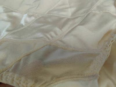 特别的好~实在是一次满意的购物，比实体店便宜多了，很划算，质感很好，做工挺棒。没有多余的线头，摸着柔滑舒适！穿上很舒服。穿上可以，不 会有小的感觉，高腰，刚刚好！一直担心穿着不舒服，结果很惊喜，穿起来很好。面料很好，弹性很好，很舒服手感棒棒哒。超乎我的想象。没有异 味，做工良好。物流很快，想买的亲们要抓紧啦！不会错的。打算最近再买一套，衣服好才值得再次购买哦