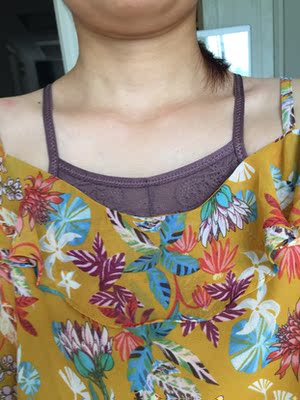 背面好看的 穿着舒适的 我买来就是搭这条黄裙 因为这条裙子前漏后漏的🤦&zwj;♀️不过内衣貌似高了点感觉我这样搭不太好看 激凸啥的也有送胸贴吧 也不知道那个圆点海绵叫啥 而且内衣面料本来就是蕾丝凹凸不平的 所以外衣不紧身我感觉是看不大出来的 我买的紫色 实拍颜色很接近本色了 防走光效果很好 因为很高 我希望商家能出一款稍微低一点的 这样夏天的雪纺好搭配