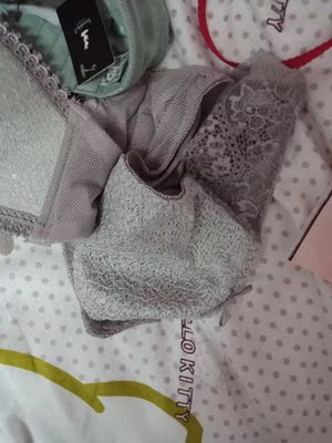 快递收到啦 嘻嘻 物流速度很快 包裹包装的很好 很轻薄的一款内衣 特意试了试又洗了 看看褪不褪色 买了浅色系所以没有褪 没有异味 夏天穿感觉很凉快 会显胸小我胸有点大 所以这款穿起来很舒服很好看 穿个紧身点的t恤也豞得住 好看 背部设计很符合人体结构 价格也挺实惠 关键还是凉快 适合夏天穿着 给大家的一点小建议