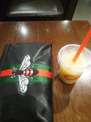 【揭秘】菲卡奴男包怎么样，质量很差是真的吗