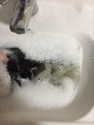 宝宝洗衣液洗的，洗了2次还是褪色&hellip;水里还有一点一点黑黑的毛毛&hellip;什么情况