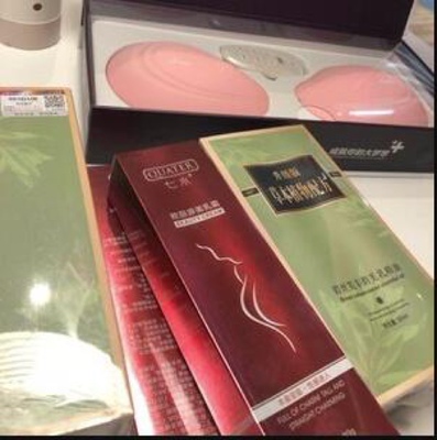 送老婆的，老婆大人很开心！包装不错，送了不少东西，我是第一个买家，店铺客服送的东西挺多，还给了优惠！非常感觉！服务态度特别好，有问必答不敷衍很棒！老婆说先用用看看，希望效果好！以后再追评