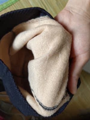 裤子不错哦,面料滑滑的,不会沾灰尘毛毛。 里面带一点点绒,穿着不会显得很胖。 裤子不错哦,面料滑滑的,不会沾灰尘毛毛。 里面带一点点绒,穿着不会显得很胖。