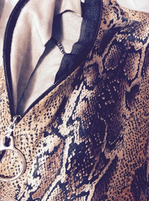 上身拉链有点难拉，有好友帮忙才拉上，质量还是很好！