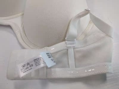 看起来确实是漂亮，摸起来很舒服，穿起来也没有不舒服，内衣特别合我心意，抹胸弹性好，不勒，特别舒服，质量很好，穿在身上特别舒适，微聚拢，版型也很好颜色没有色差，实物和图片一模一样且一片式的剪裁设计，穿着贴身舒适，平整不下滑，款式漂亮、弹性很大，显得胸部有型，穿身上非常贴身很舒服也不嘞,包装的也很好，性价比挺高，物廉价美，实体店这样的质量要双倍的价钱多，已经下水洗过几次了，不褪色，不变形，颜色也喜欢，也没有什么异味，各位亲可以放心购买，而且价格还这么实惠  本来很担心会往下掉 到手试穿下了一会就放心了 买的很多露肩连衣裙就方便穿啦 边能宽点就很完美 难得在淘宝找到一家还算满意的内衣店，穿起来很舒服和轻盈 还送了透明肩带 比心