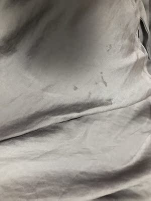 淘宝十多年，第一个差评给你家！真是太气人了！第一次寄过来的裙子皱皱巴巴的，胡乱揉成一团装在袋子里，还没有吊牌。联系客服承认衣服本身是有吊牌的，是他们的失误，让寄回去换一件。结果换回来的还是一件残次品：依然和第一次的一样！没有吊牌！裙子皱巴巴！而且这件身上布满油状的污渍！裙身走线弯弯曲曲，鼓包！不知道是哪里拣来的垃圾衣服！