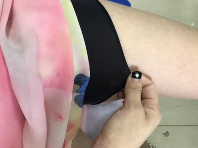 卷边厉害，而且裤松紧哪里好松、老是往下掉，问客服客服老是说穿松就不会卷边了，我真是不明白打底裤本来不能要太松的丫，以前买过一次挺好的，现在完全不是以前样，太垃圾了