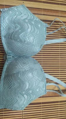 这个内衣真的好喜欢，特别是颜色啊，大满足，而且质量也不错，希望穿的舒服