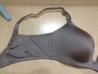 宝贝和描述一样，面料也好，做工也好。设置很好，无钢圈穿起舒服。我长期穿这家的内衣