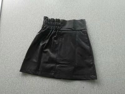 裙子穿着很舒服，百搭还很显瘦，皮质柔软，关键没有异味，物流相当快，总体很满意