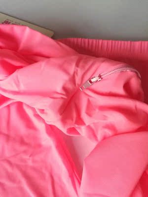 材料是冰丝的，丝滑丝滑的，弹性也不错，关键是连裤袜的设计，很独特，可以当袜子穿，还有裆部拉链的设计，很方便的哦