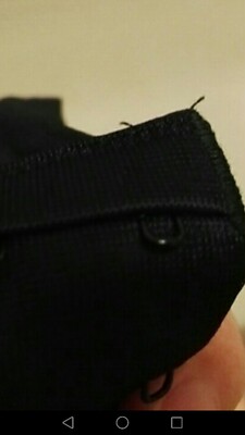 多处线头 砸线不齐 咧口严重 明显异味 上下衣一样严重内裤和商场同款根本不一样大 大处两个边大小 面料弹性都不同