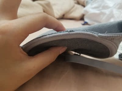 在网上买内衣没少踩坑，干货评价。奔着要无肩带穿紧身不尴尬的目的买了四件，这是比较满意的一款，平胸的穿上衣服后不会出现中间凹下去的尴尬&hellip;&hellip;另外的是其他店的。布料很软像是无印良品床单那种材质，一点点厚，不过还好，也没什么异味。