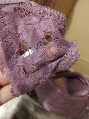 轻，软，颜色很漂亮，穿上很舒服，做工稍有瑕疵，希望更好