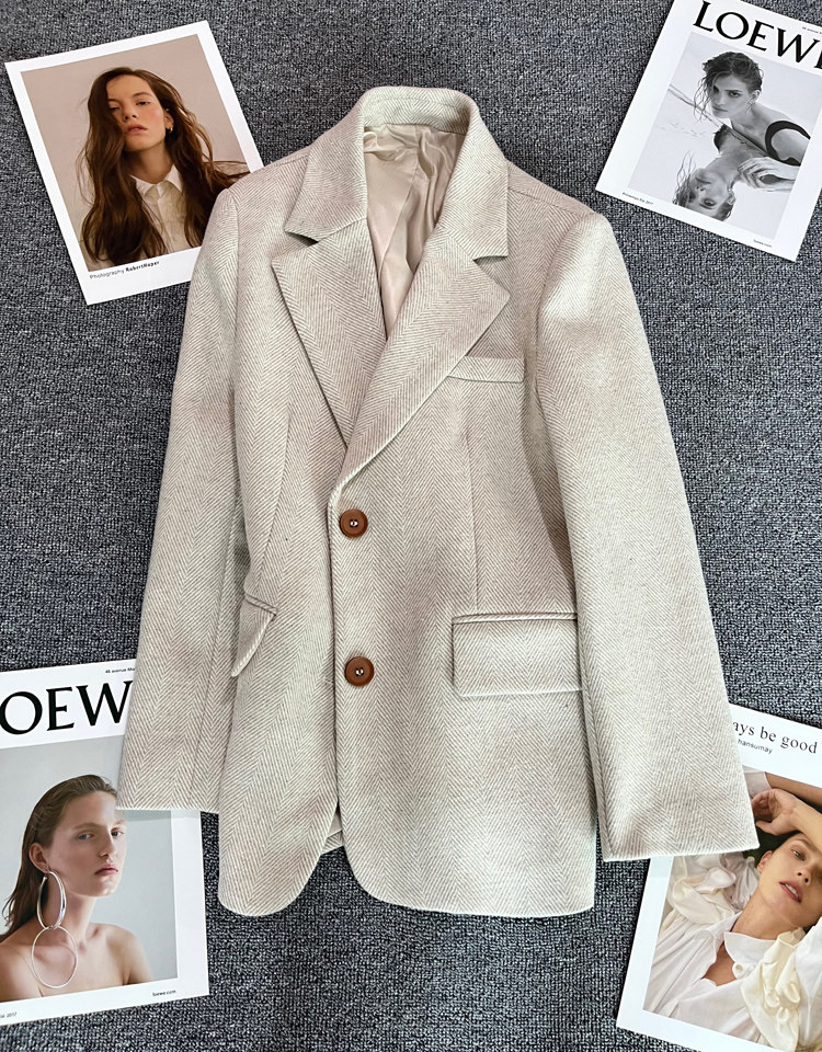 Бежевый шерстяной демисезонный дизайнерский пиджак классического кроя, 2023, тренд сезона, яркий броский стиль 