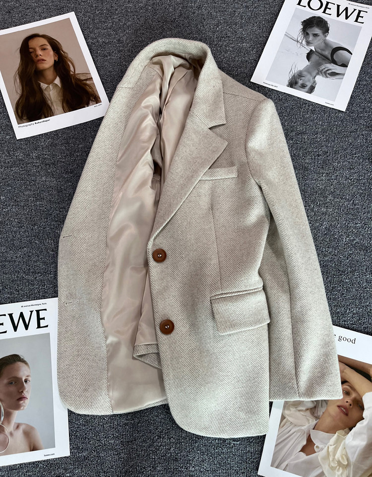Бежевый шерстяной демисезонный дизайнерский пиджак классического кроя, 2023, тренд сезона, яркий броский стиль 