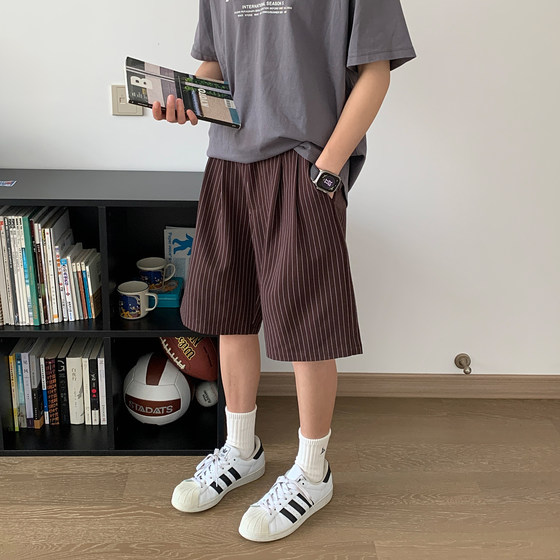 Hong Kong style high street handsome trousers men's summer five-point pants trendy brand loose striped straight casual suit shorts
Hong Kong style high street handsome trousers men's summer five-point pants trendy brand loose striped straight casual suit shorts