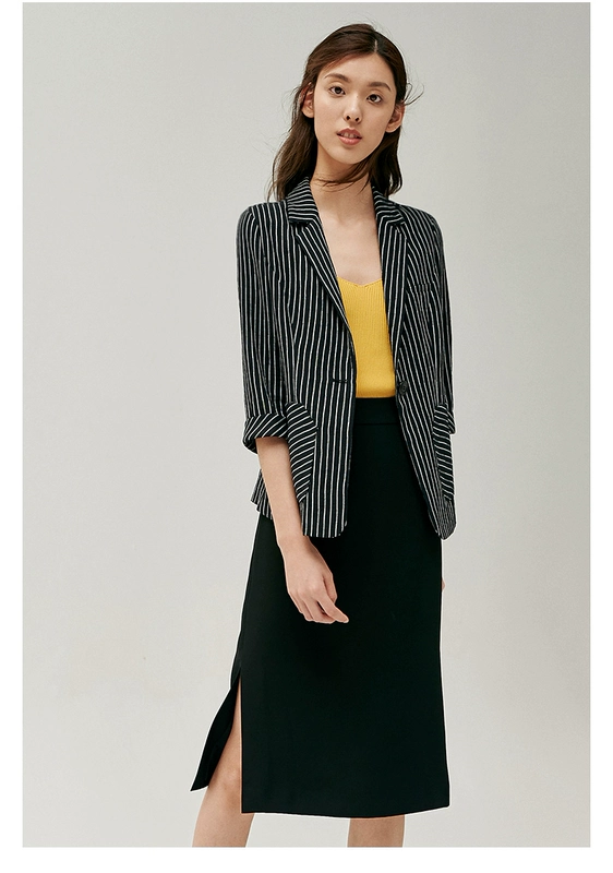 Yan Yu 2022 mới của phụ nữ mùa xuân sọc trắng cổ áo phù hợp với bộ đồ nhỏ ba phần tư tay áo mỏng phù hợp với áo khoác ngắn - Business Suit